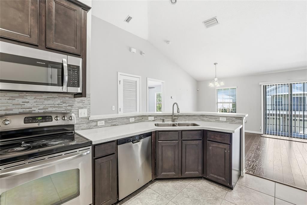 For Sale: $288,000 (2 beds, 2 baths, 1253 Square Feet)