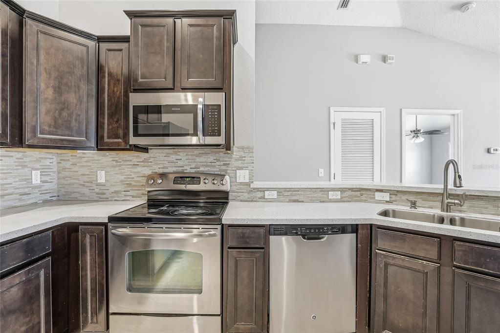 For Sale: $288,000 (2 beds, 2 baths, 1253 Square Feet)