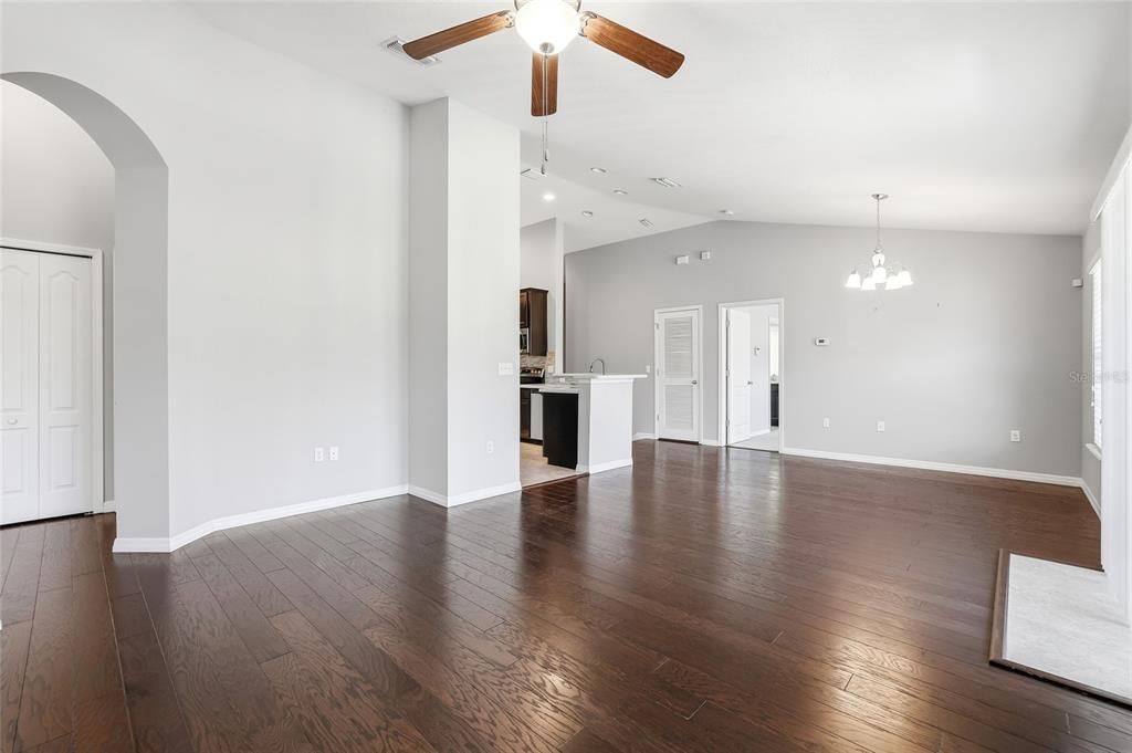 For Sale: $288,000 (2 beds, 2 baths, 1253 Square Feet)