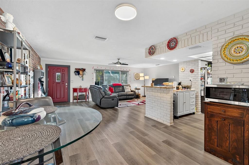 For Rent: $3,695 (3 beds, 2 baths, 2716 Square Feet)