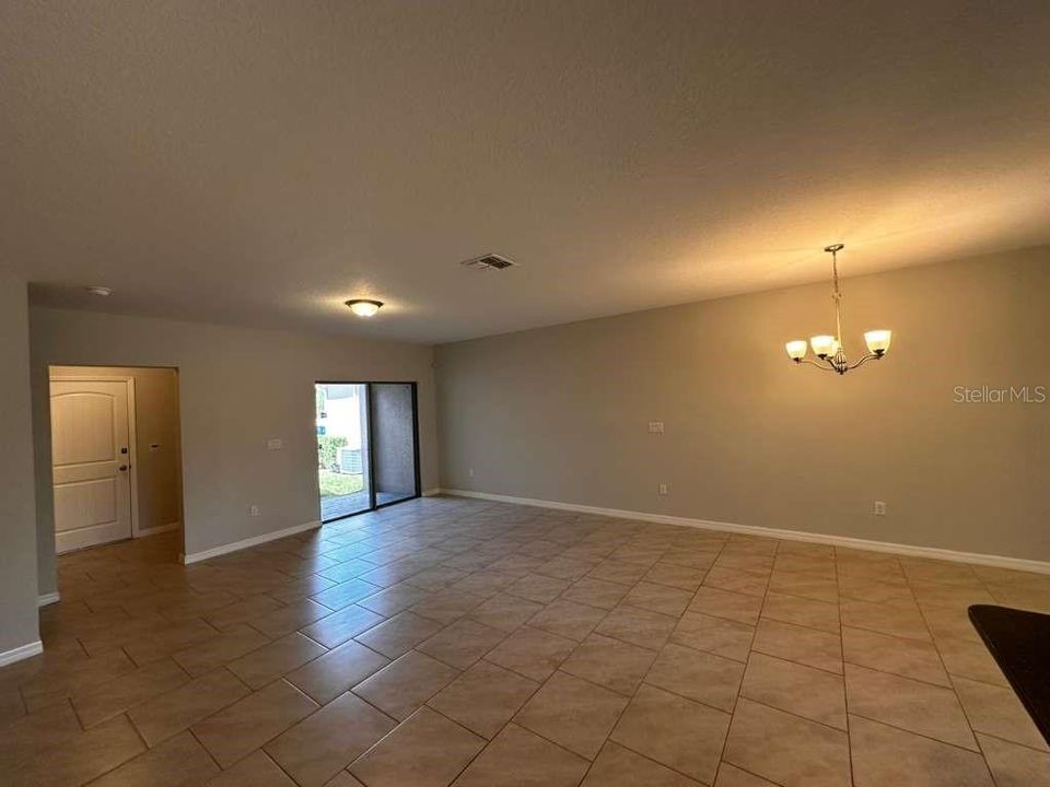 Activo con contrato: $2,550 (3 camas, 2 baños, 1568 Pies cuadrados)