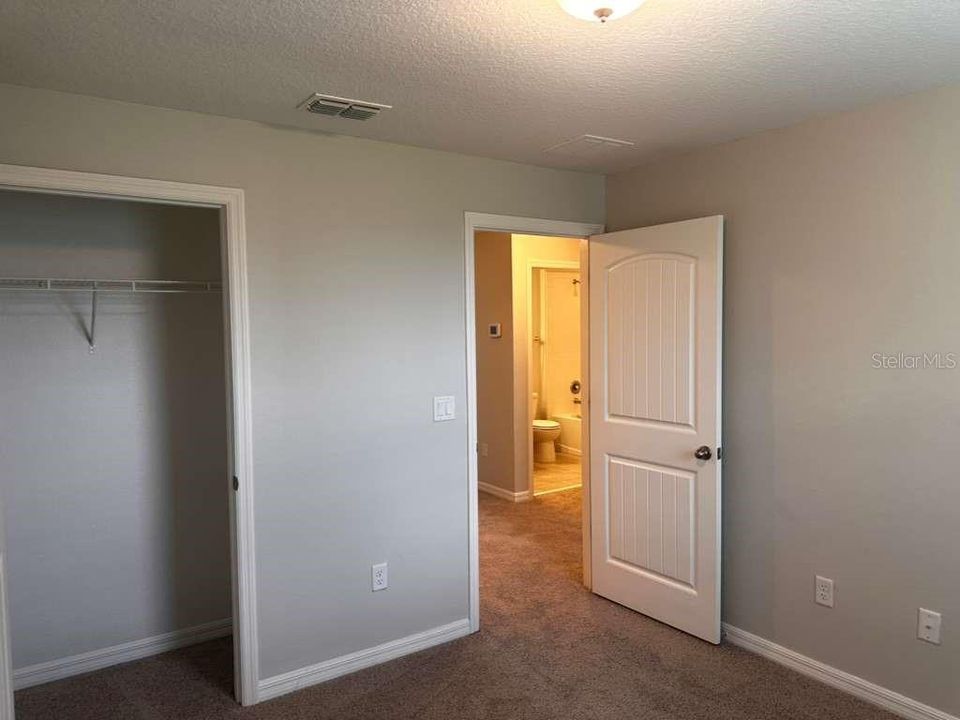 Activo con contrato: $2,550 (3 camas, 2 baños, 1568 Pies cuadrados)