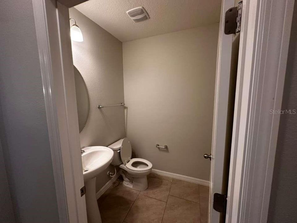 Activo con contrato: $2,550 (3 camas, 2 baños, 1568 Pies cuadrados)