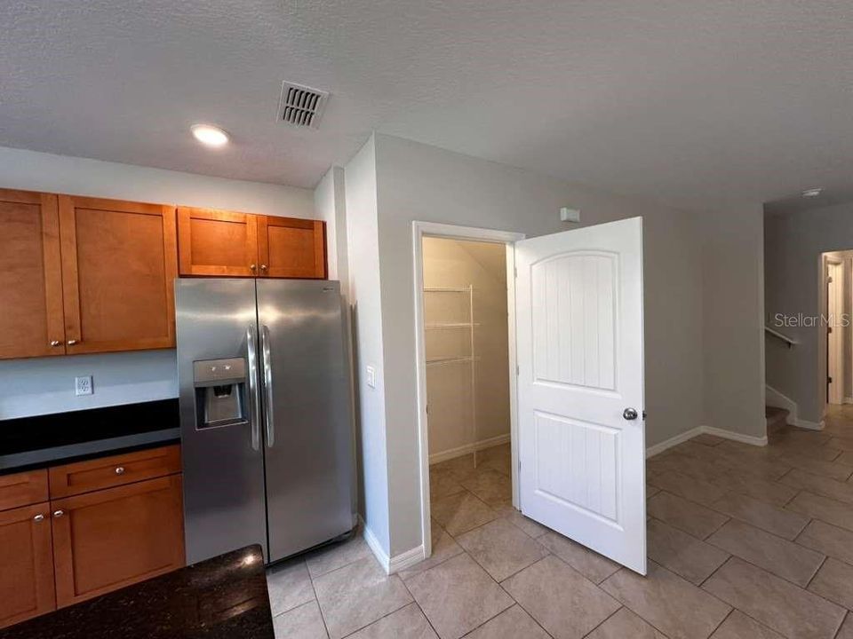 Activo con contrato: $2,550 (3 camas, 2 baños, 1568 Pies cuadrados)