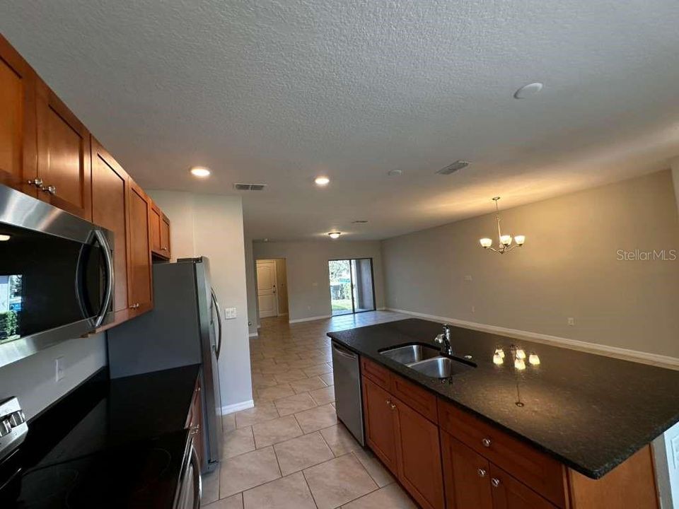 Activo con contrato: $2,550 (3 camas, 2 baños, 1568 Pies cuadrados)