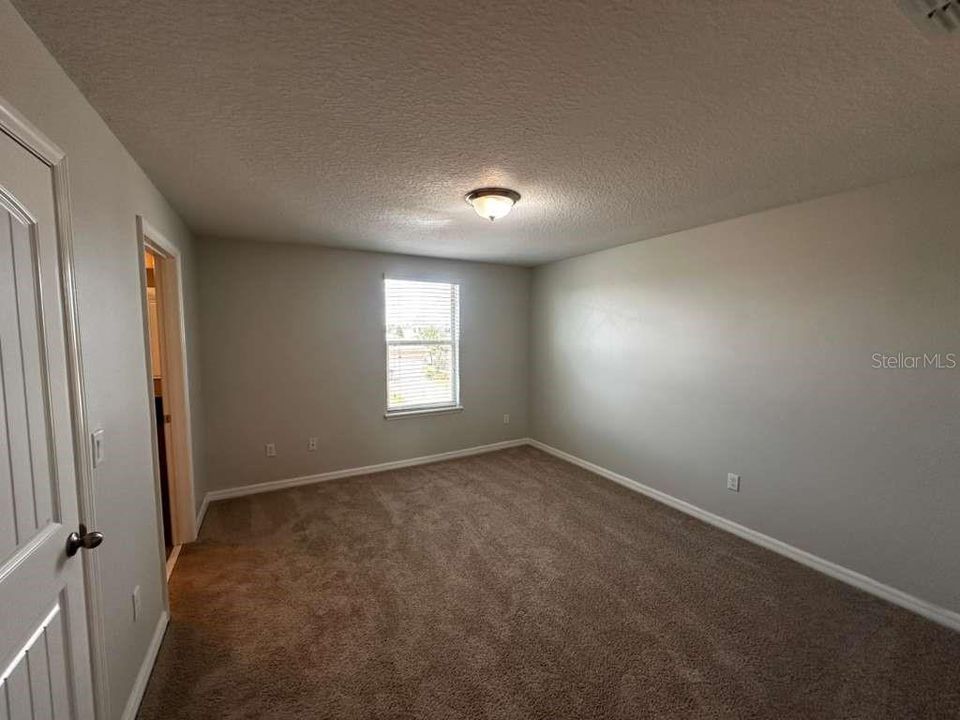 Activo con contrato: $2,550 (3 camas, 2 baños, 1568 Pies cuadrados)