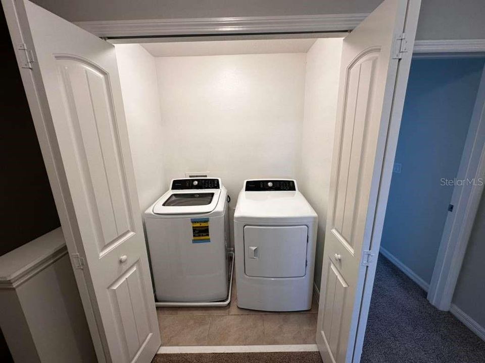 Activo con contrato: $2,550 (3 camas, 2 baños, 1568 Pies cuadrados)