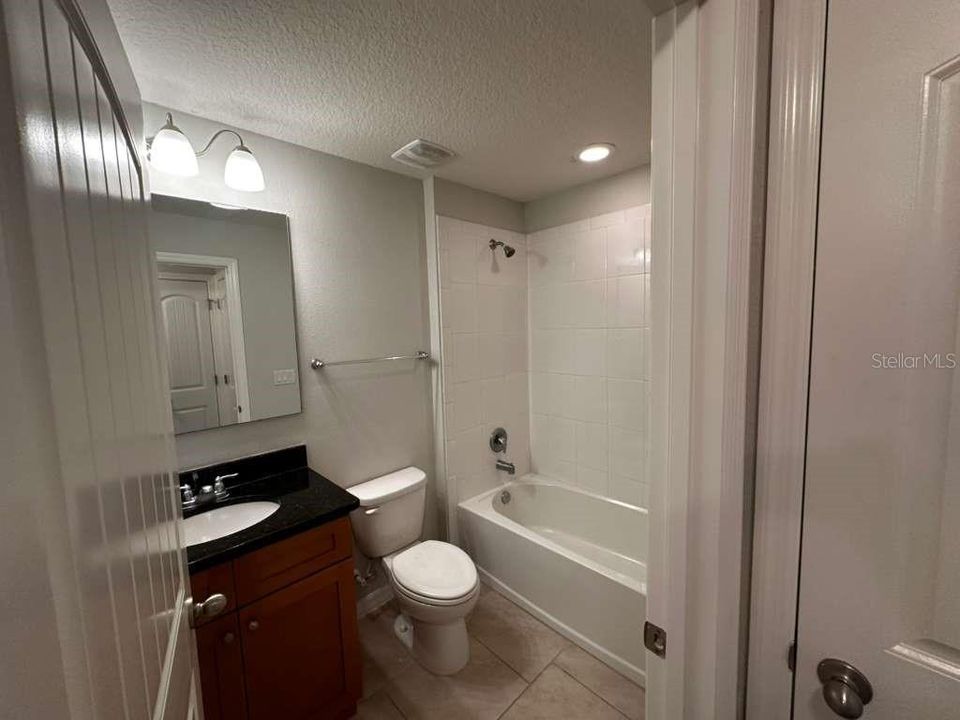 Activo con contrato: $2,550 (3 camas, 2 baños, 1568 Pies cuadrados)