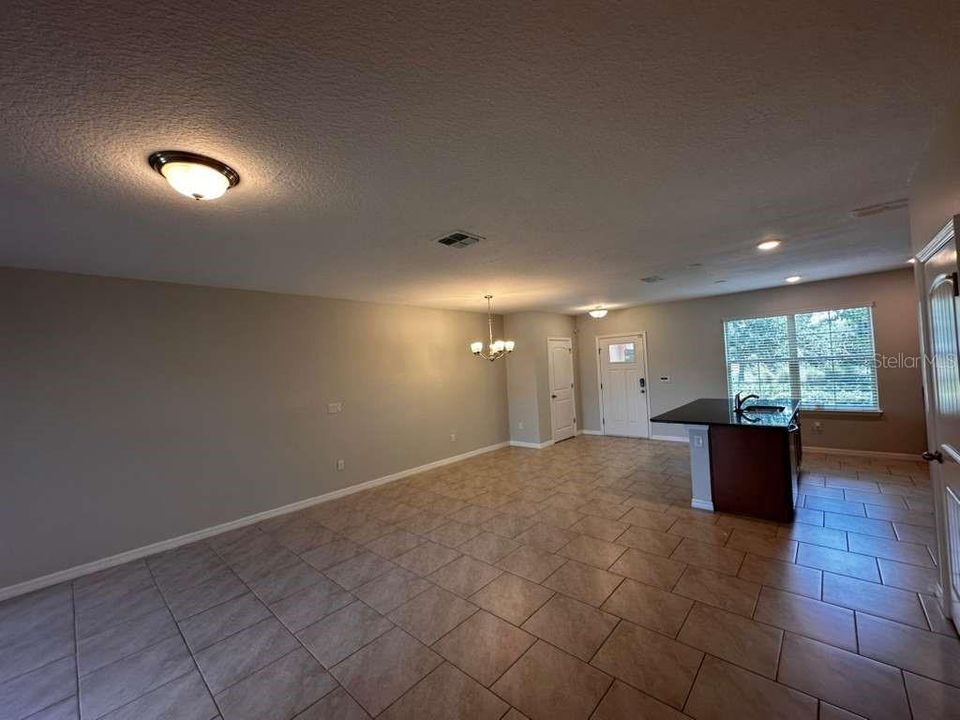 Activo con contrato: $2,550 (3 camas, 2 baños, 1568 Pies cuadrados)