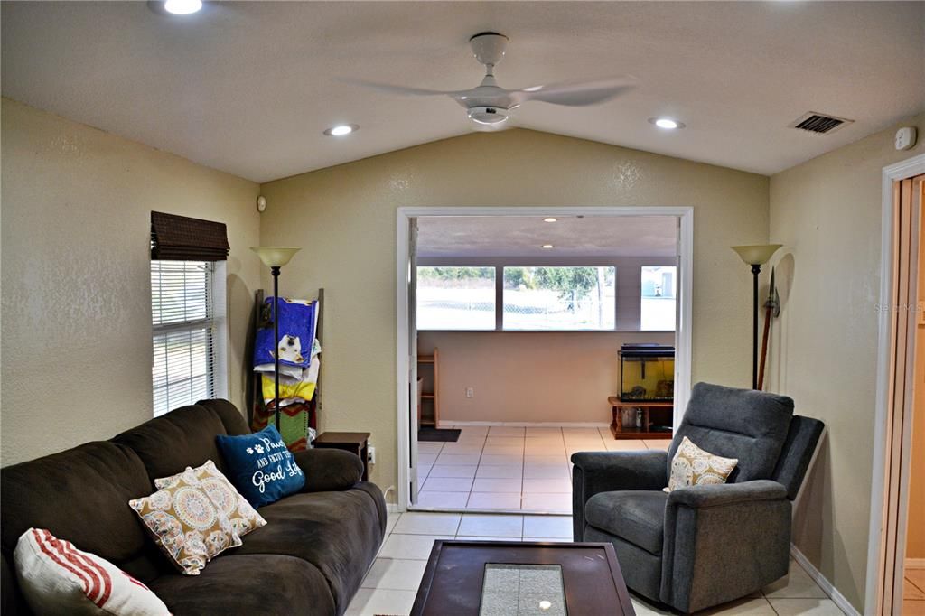 待售: $275,000 (3 贝兹, 2 浴室, 2006 平方英尺)