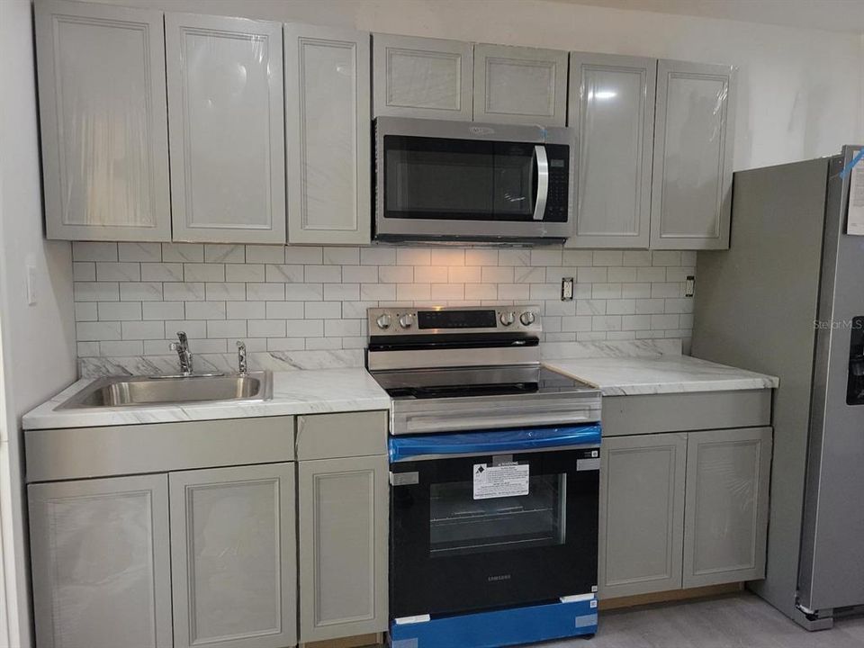 На продажу: $225,000 (4 спален, 2 ванн, 1040 Квадратных фут)