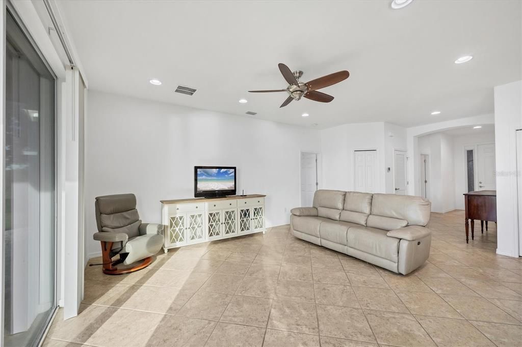For Sale: $375,000 (3 beds, 2 baths, 1551 Square Feet)