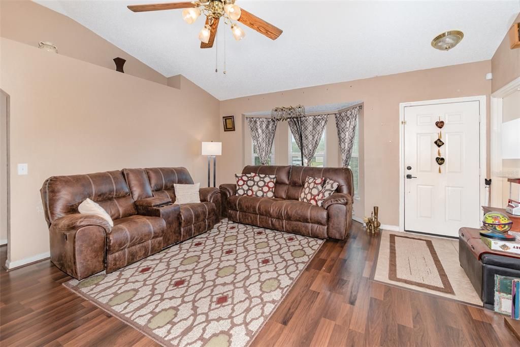 En Venta: $280,000 (3 camas, 2 baños, 1330 Pies cuadrados)