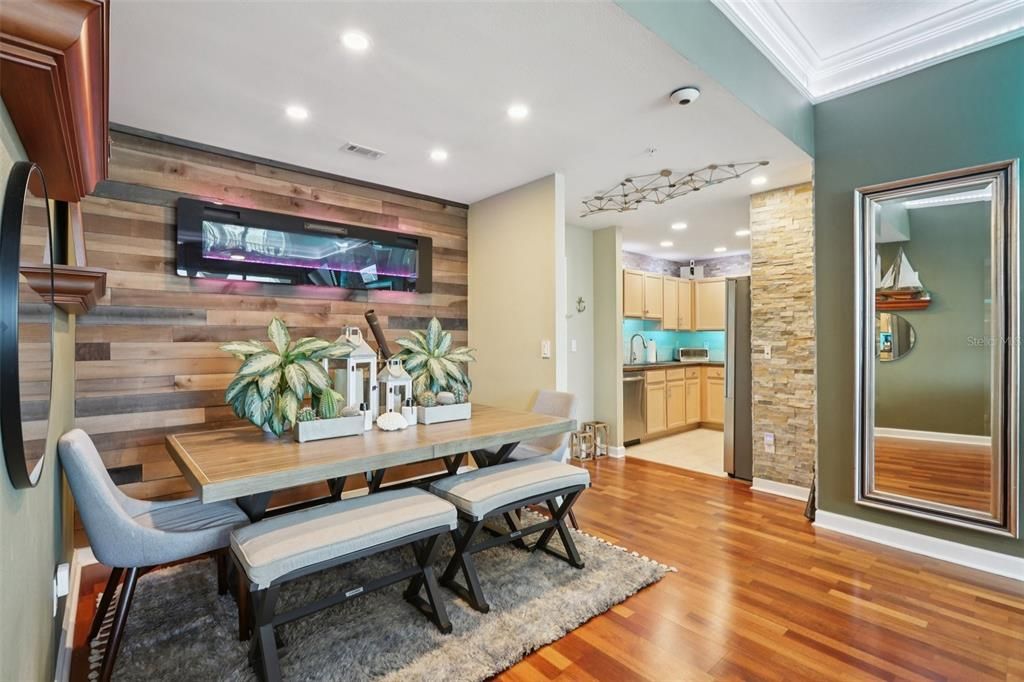 待售: $625,000 (2 贝兹, 2 浴室, 1022 平方英尺)