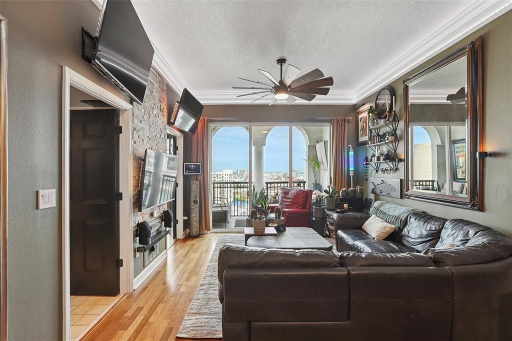 待售: $625,000 (2 贝兹, 2 浴室, 1022 平方英尺)