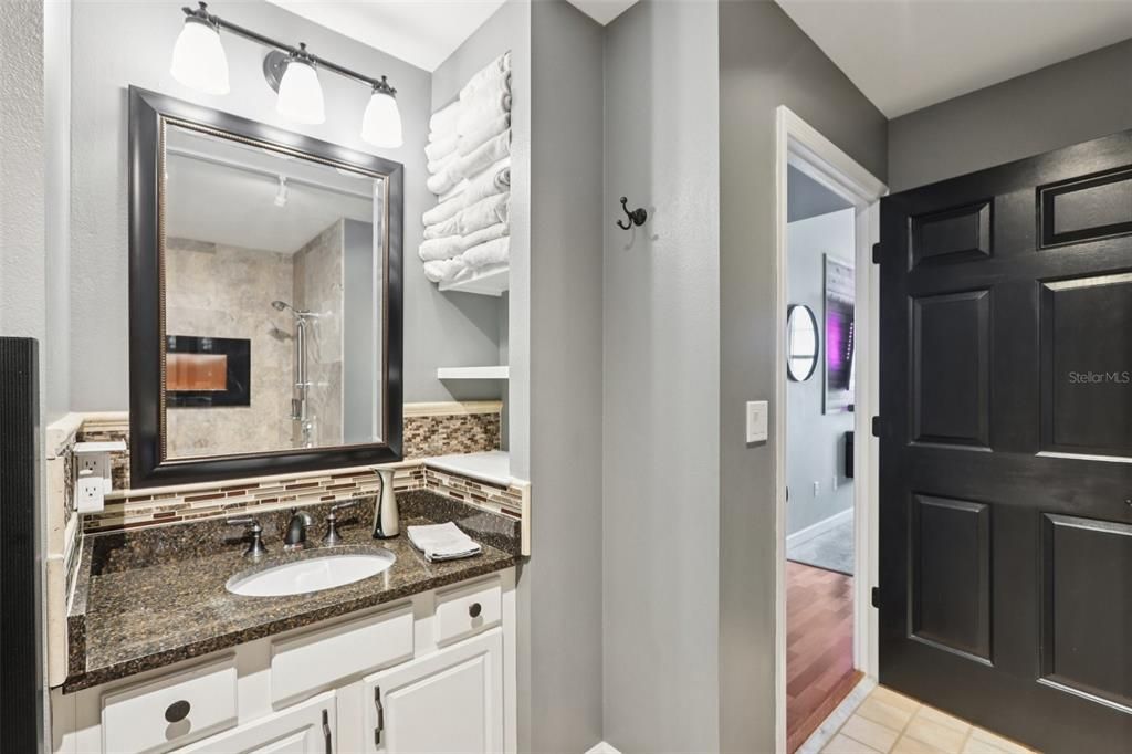 待售: $625,000 (2 贝兹, 2 浴室, 1022 平方英尺)