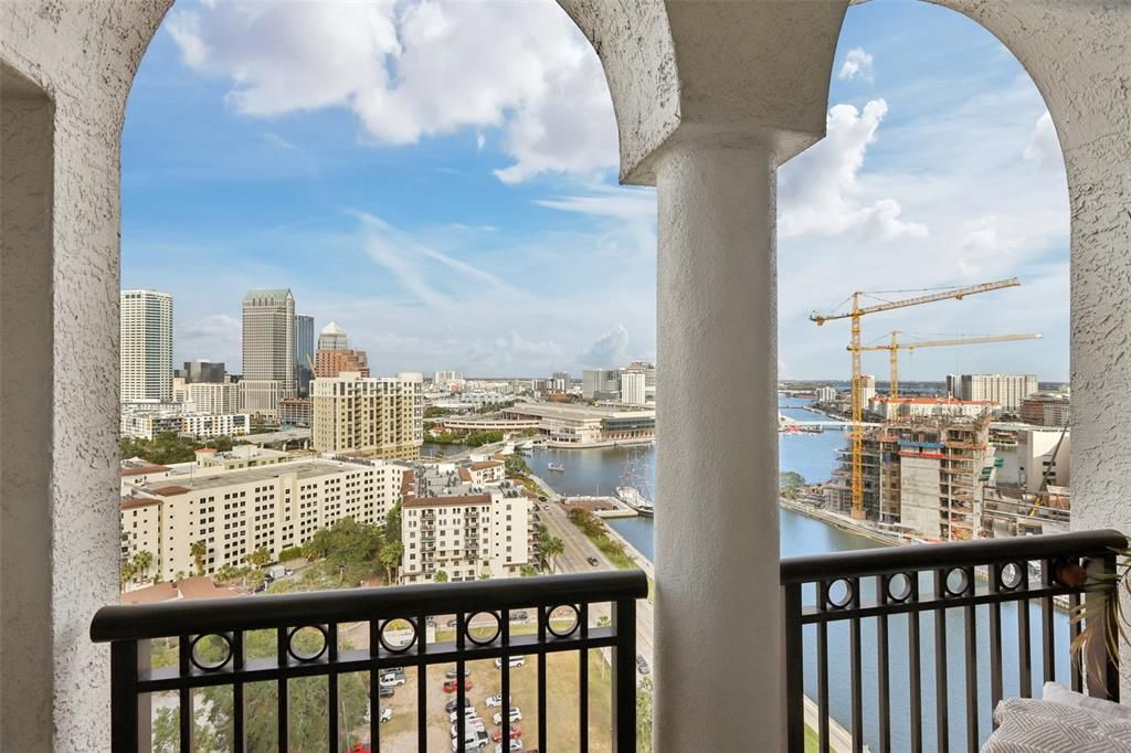 待售: $625,000 (2 贝兹, 2 浴室, 1022 平方英尺)