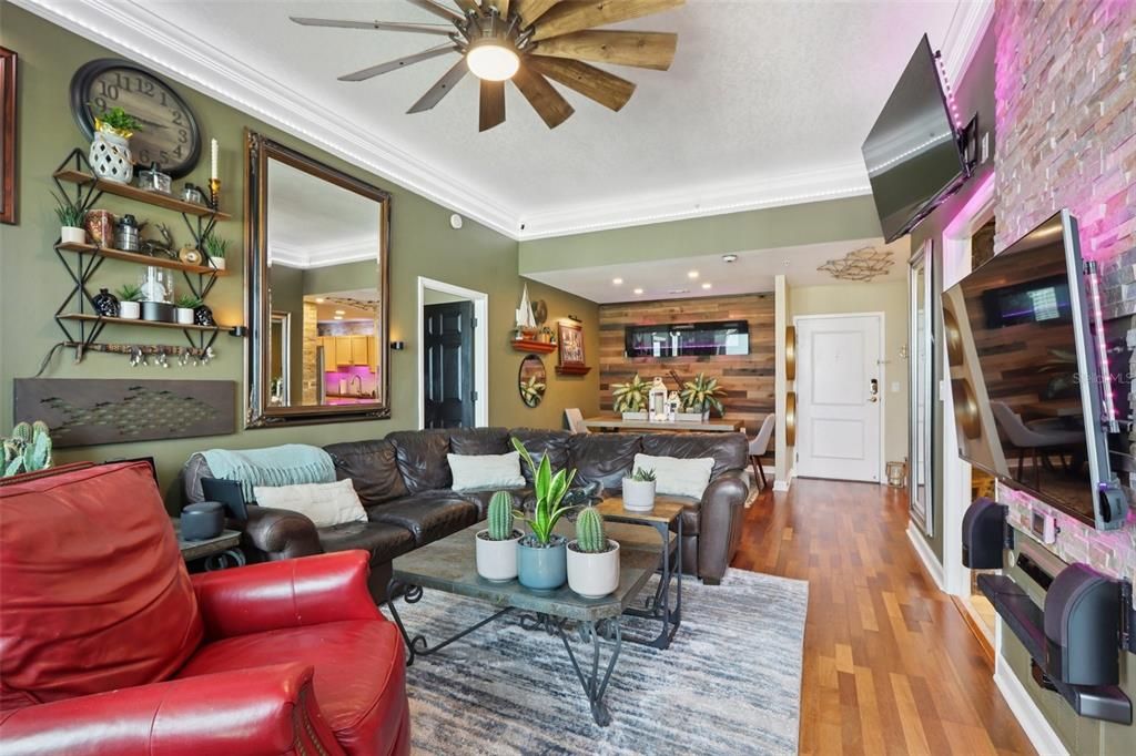 待售: $625,000 (2 贝兹, 2 浴室, 1022 平方英尺)