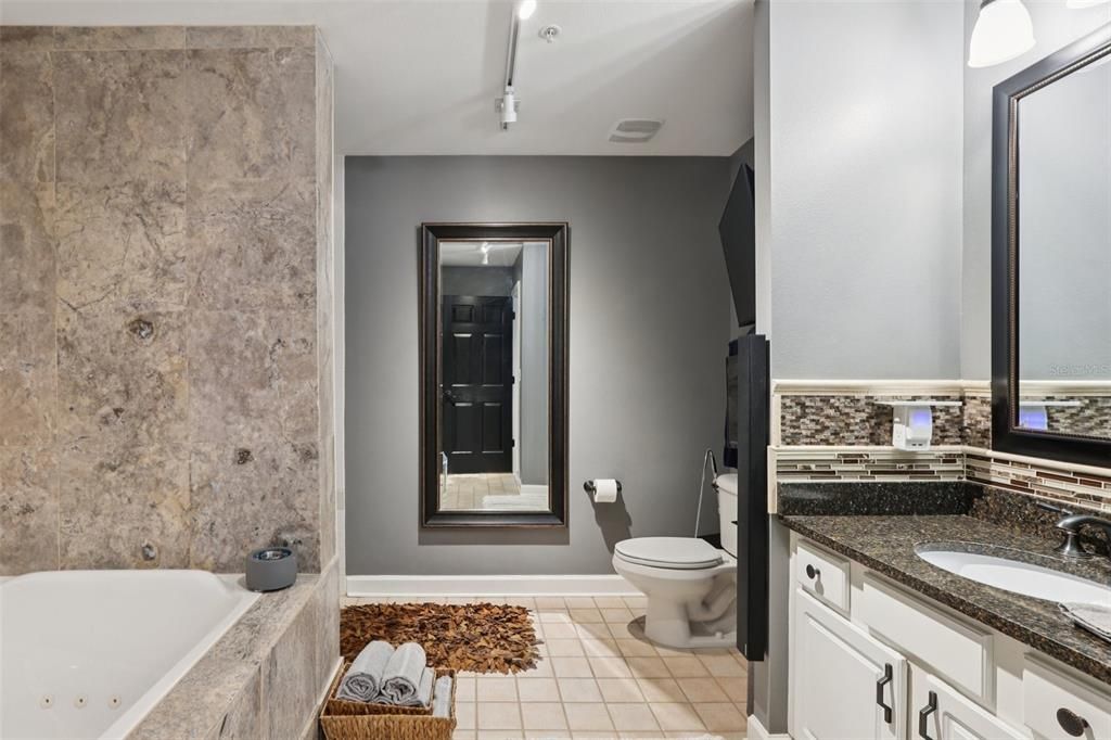 待售: $625,000 (2 贝兹, 2 浴室, 1022 平方英尺)