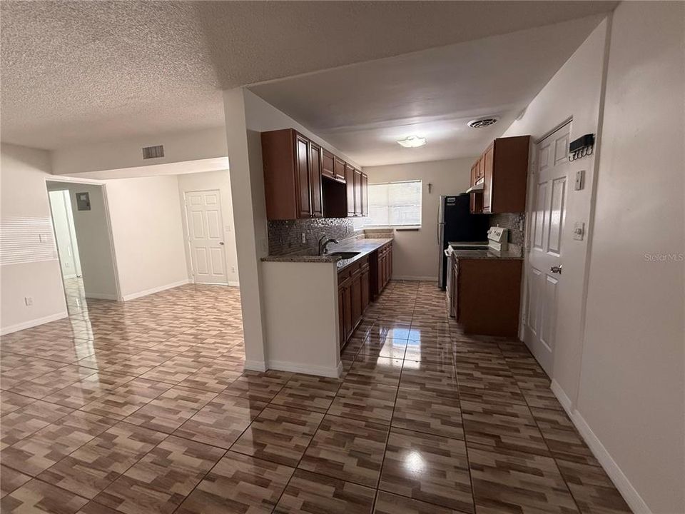 Active With Contract: $2,100 (3 beds, 2 baths, 1060 Square Feet)