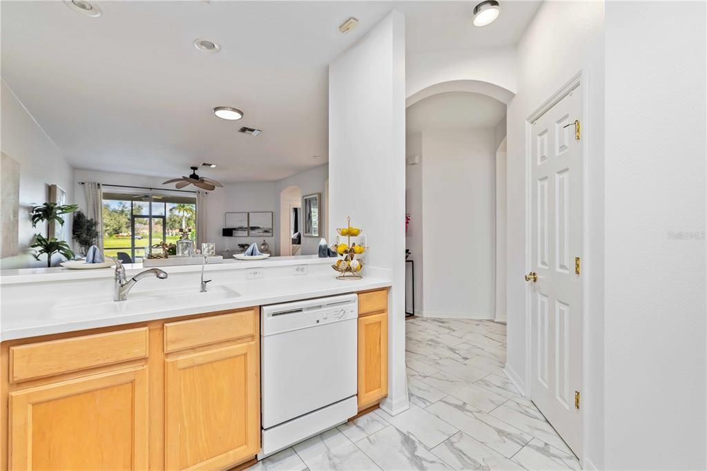 На продажу: $339,900 (2 спален, 2 ванн, 1391 Квадратных фут)