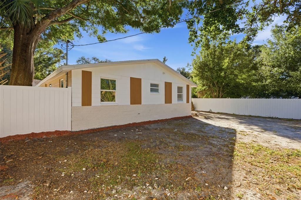 For Sale: $535,000 (7 beds, 0 baths, 2600 Square Feet)