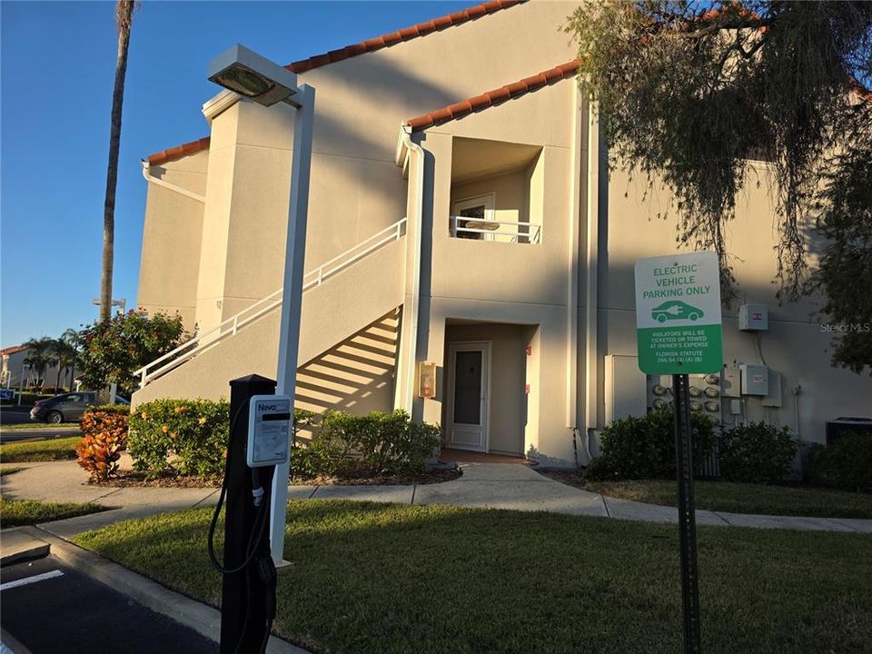 For Rent: $2,995 (2 beds, 2 baths, 1075 Square Feet)