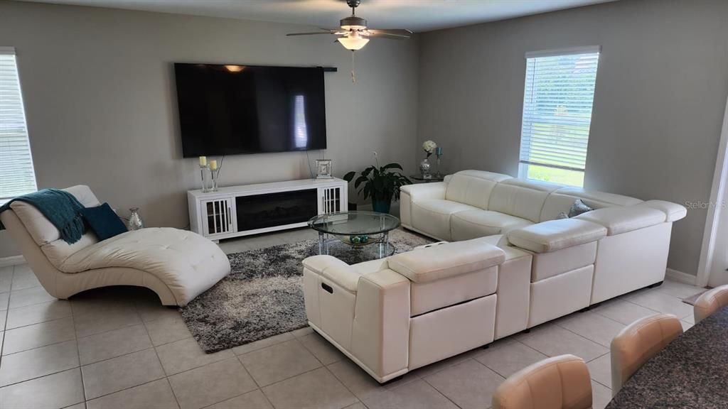 En Venta: $412,900 (5 camas, 2 baños, 2217 Pies cuadrados)