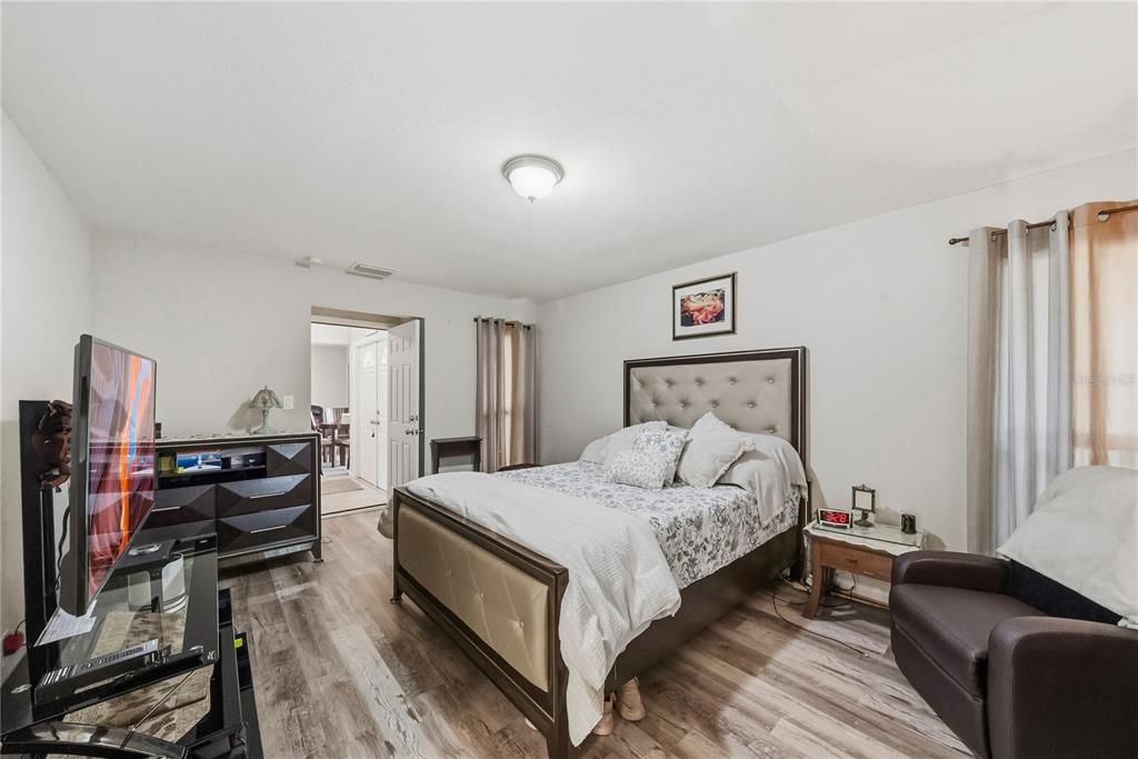 For Sale: $249,900 (3 beds, 2 baths, 1356 Square Feet)