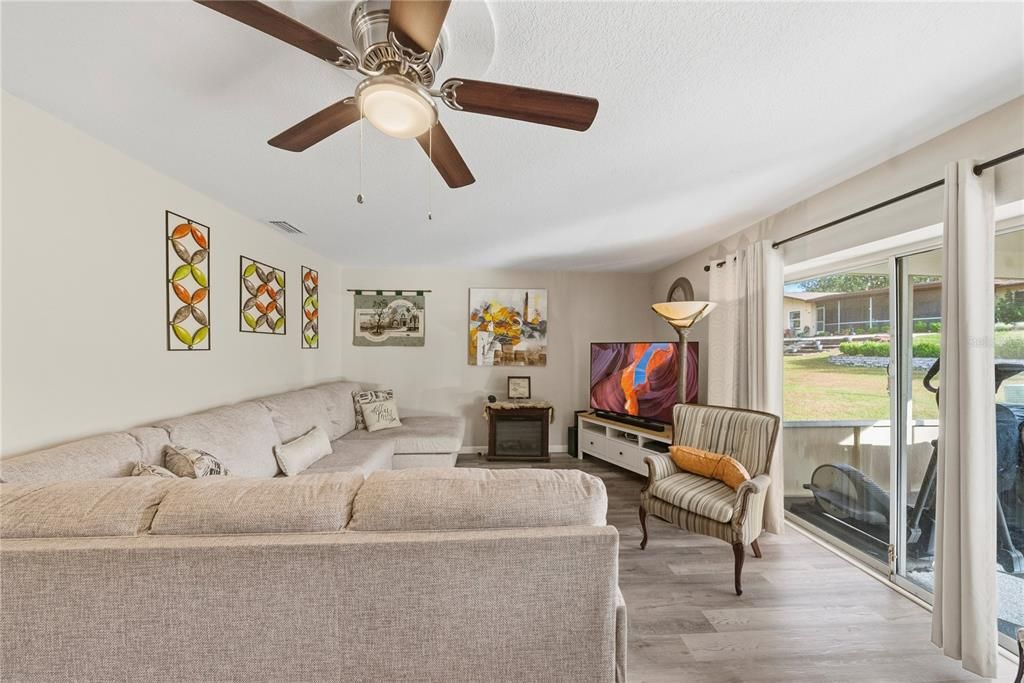 For Sale: $249,900 (3 beds, 2 baths, 1356 Square Feet)