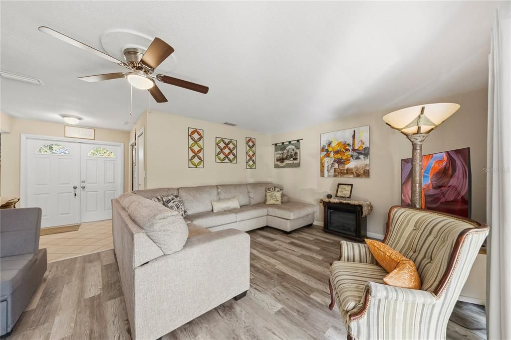 For Sale: $249,900 (3 beds, 2 baths, 1356 Square Feet)