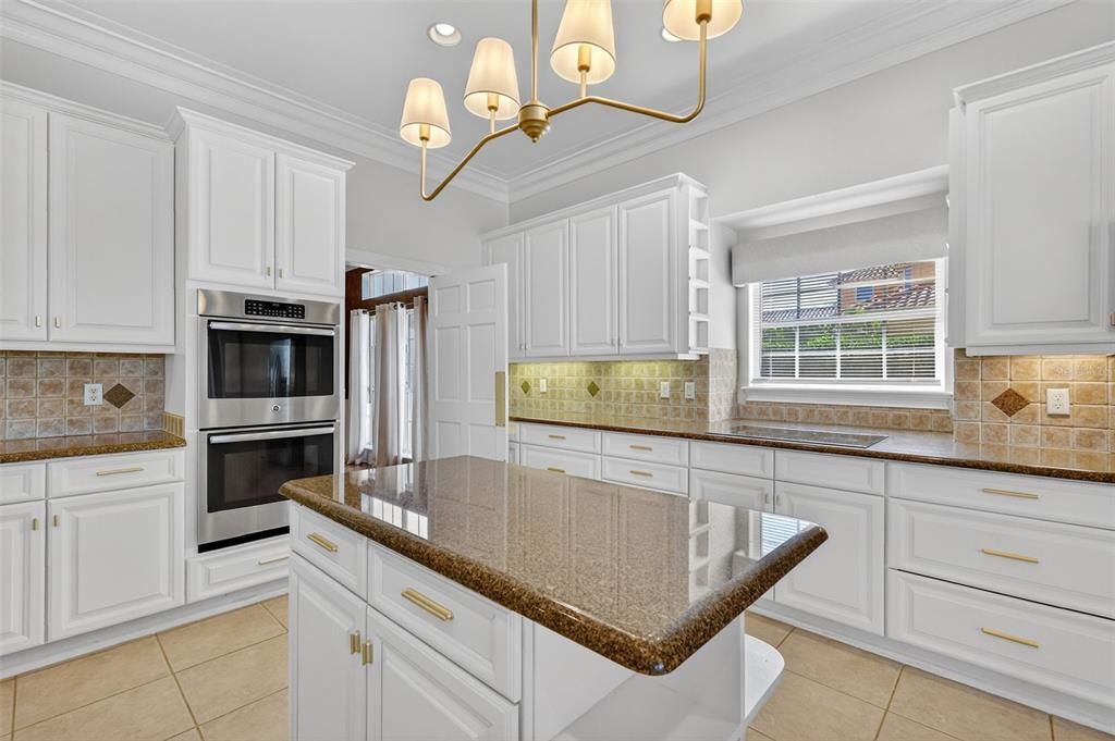 待售: $1,500,000 (5 贝兹, 3 浴室, 5573 平方英尺)