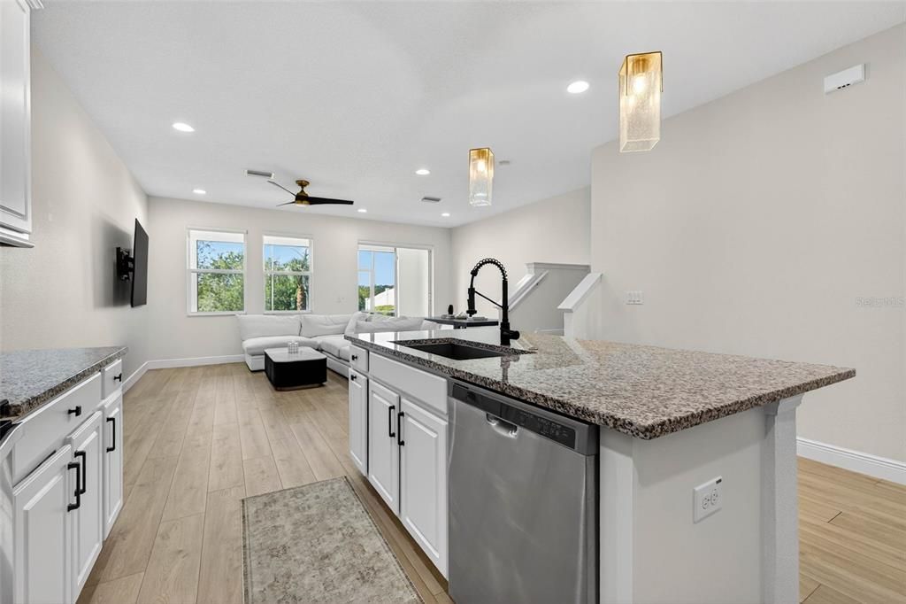 На продажу: $409,000 (3 спален, 2 ванн, 1816 Квадратных фут)