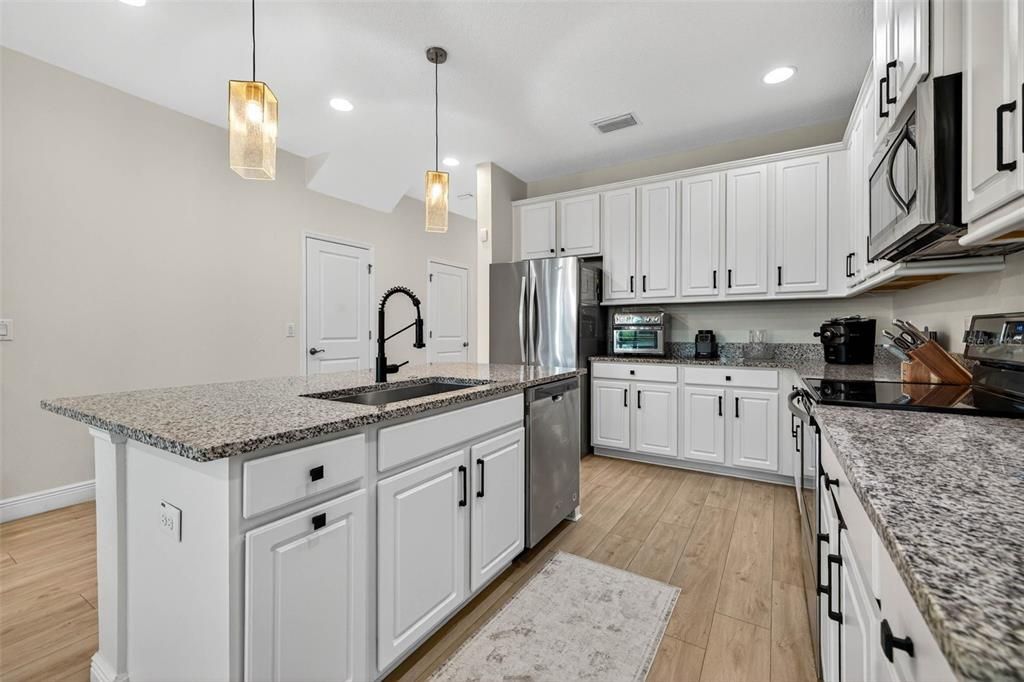 На продажу: $409,000 (3 спален, 2 ванн, 1816 Квадратных фут)