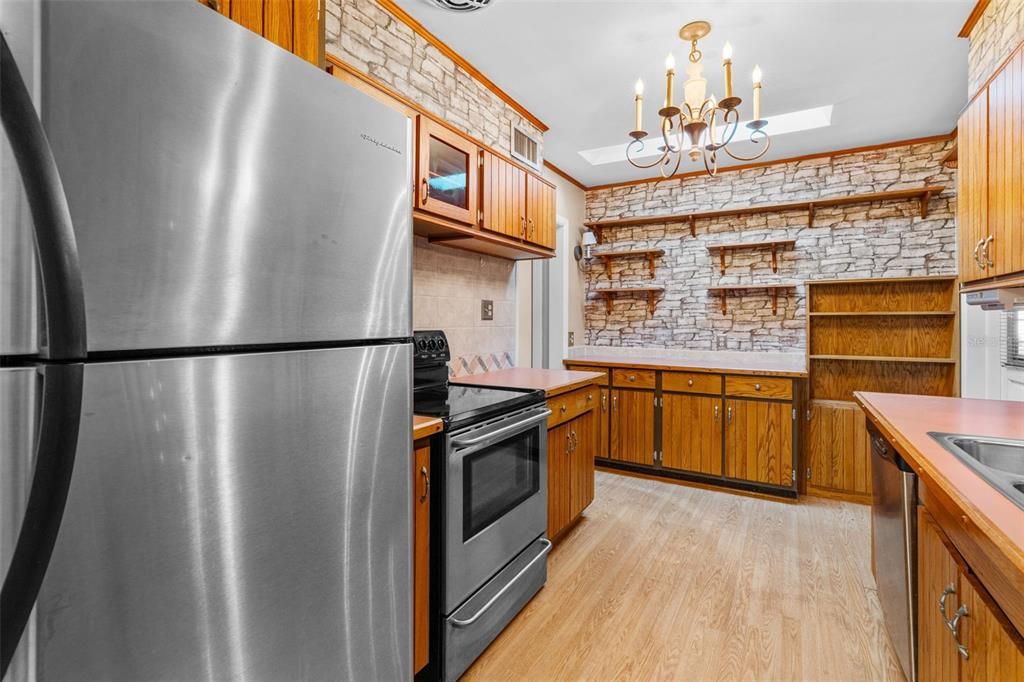 For Sale: $464,900 (3 beds, 2 baths, 1721 Square Feet)