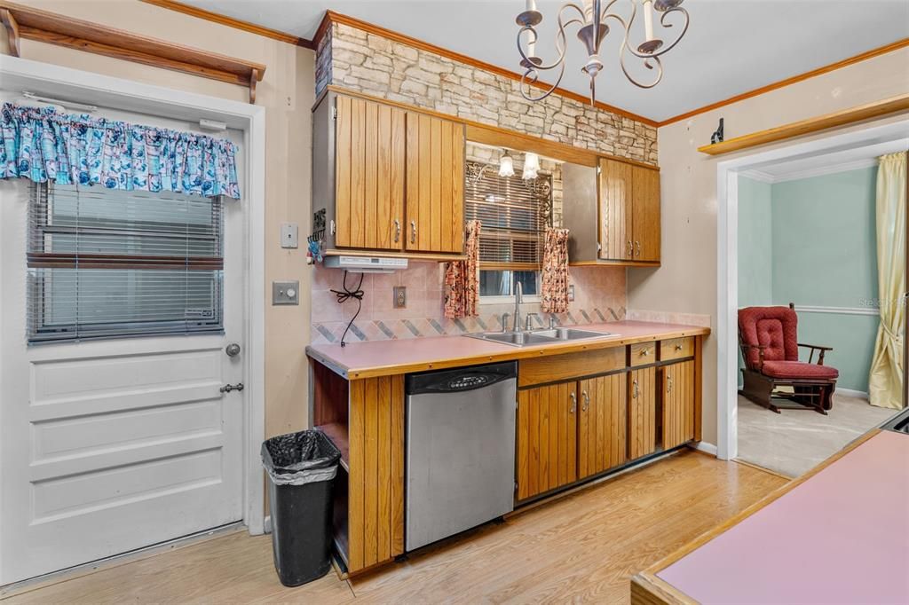 For Sale: $464,900 (3 beds, 2 baths, 1721 Square Feet)