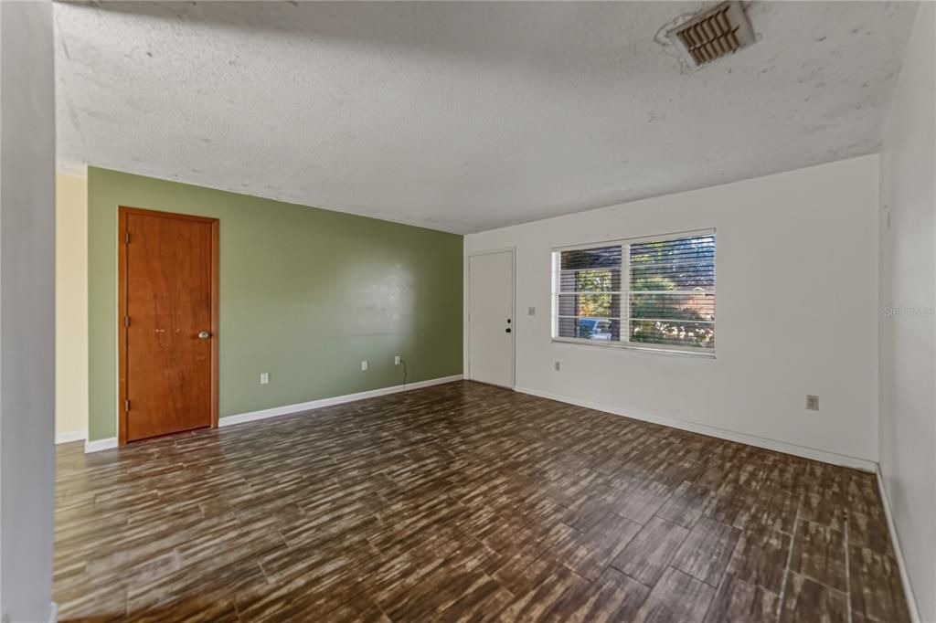 For Sale: $149,000 (3 beds, 2 baths, 868 Square Feet)