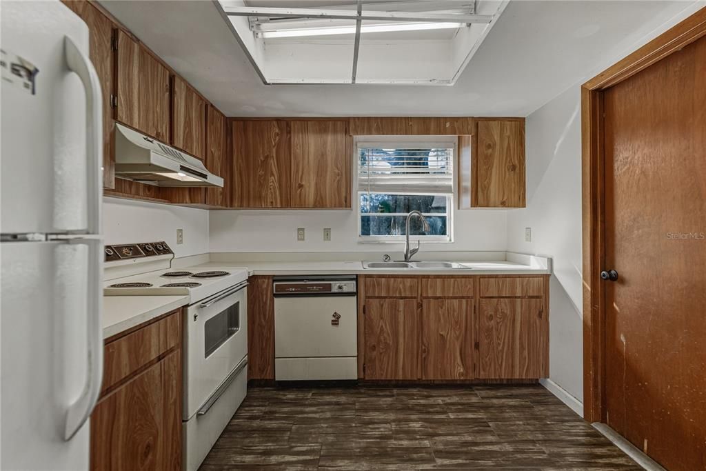 For Sale: $149,000 (3 beds, 2 baths, 868 Square Feet)