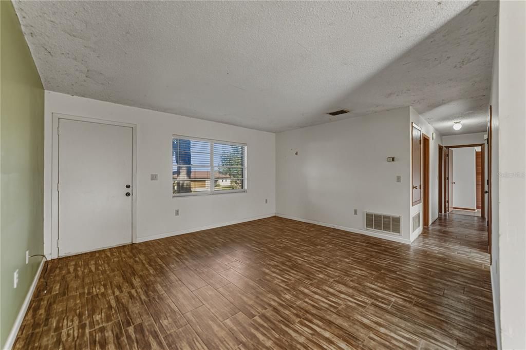 For Sale: $149,000 (3 beds, 2 baths, 868 Square Feet)