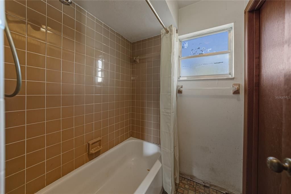 For Sale: $149,000 (3 beds, 2 baths, 868 Square Feet)