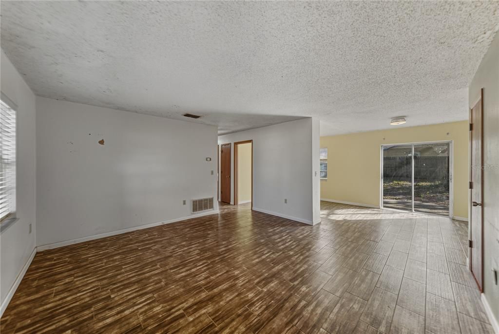 For Sale: $149,000 (3 beds, 2 baths, 868 Square Feet)