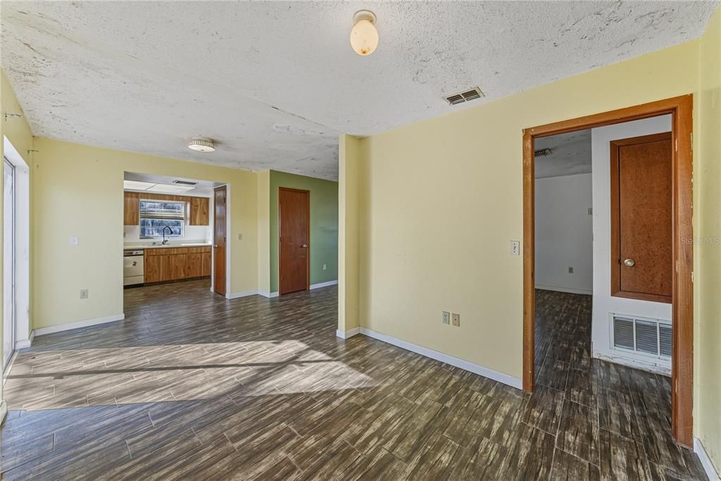 For Sale: $149,000 (3 beds, 2 baths, 868 Square Feet)