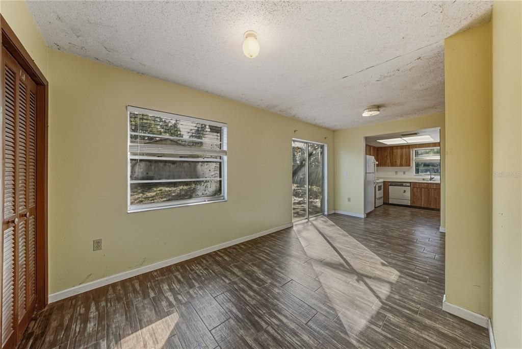 For Sale: $149,000 (3 beds, 2 baths, 868 Square Feet)