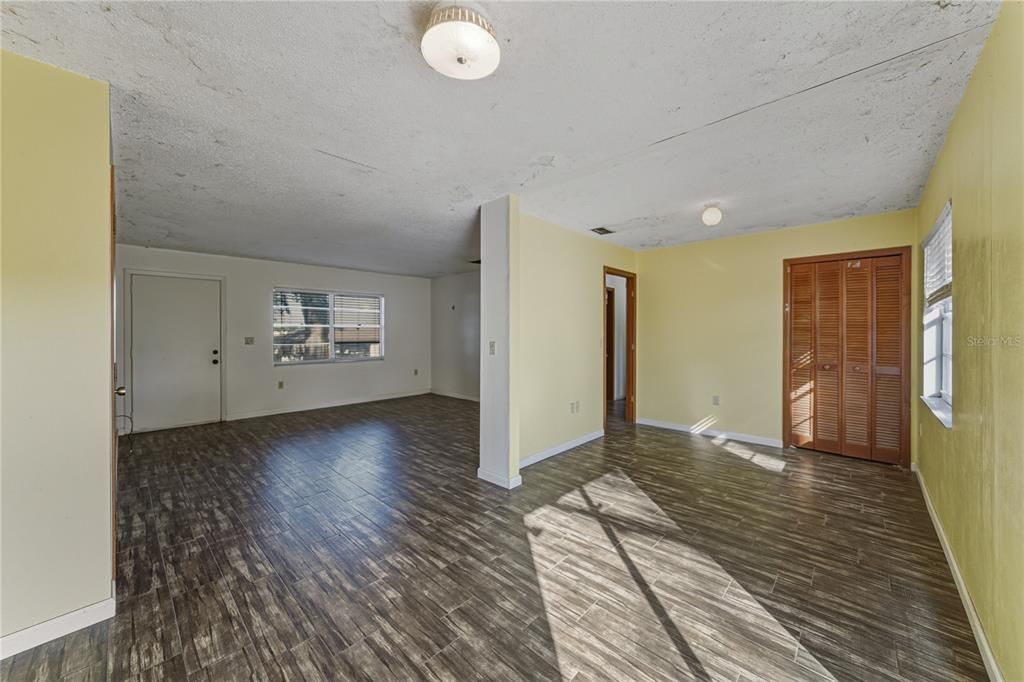 For Sale: $149,000 (3 beds, 2 baths, 868 Square Feet)