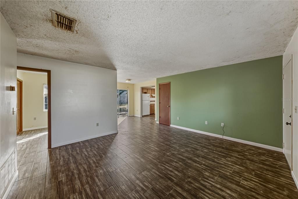 For Sale: $149,000 (3 beds, 2 baths, 868 Square Feet)