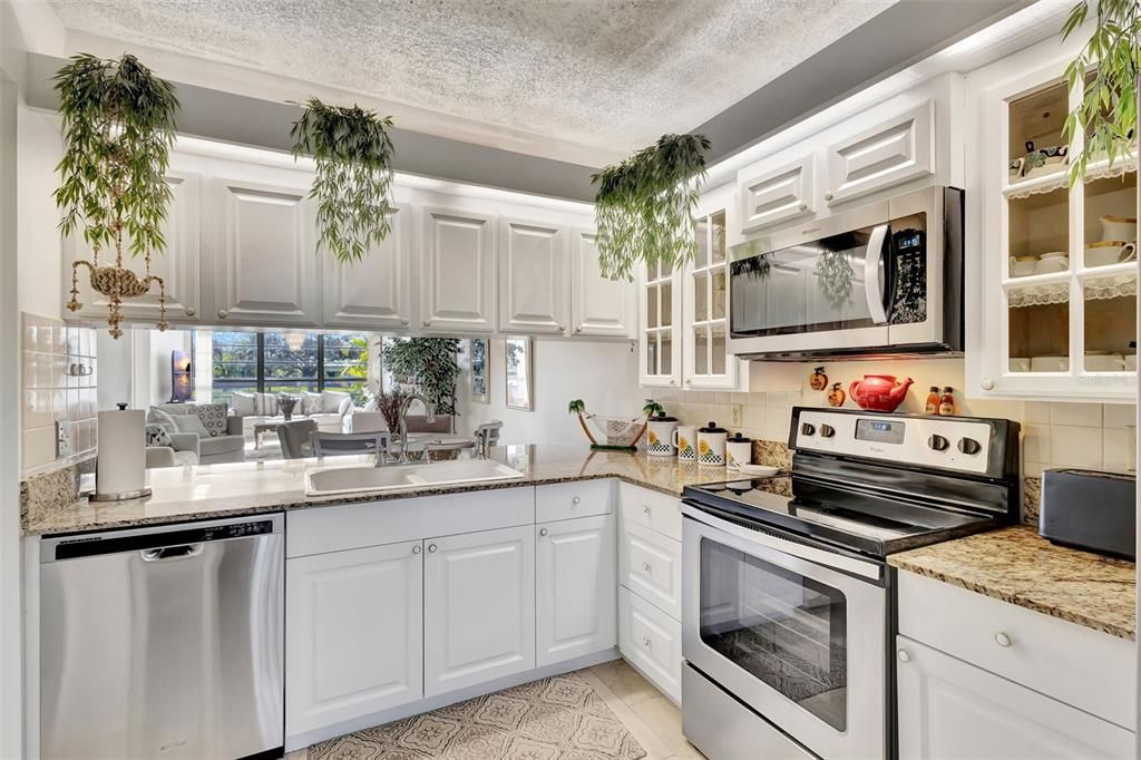 На продажу: $284,900 (2 спален, 2 ванн, 1385 Квадратных фут)