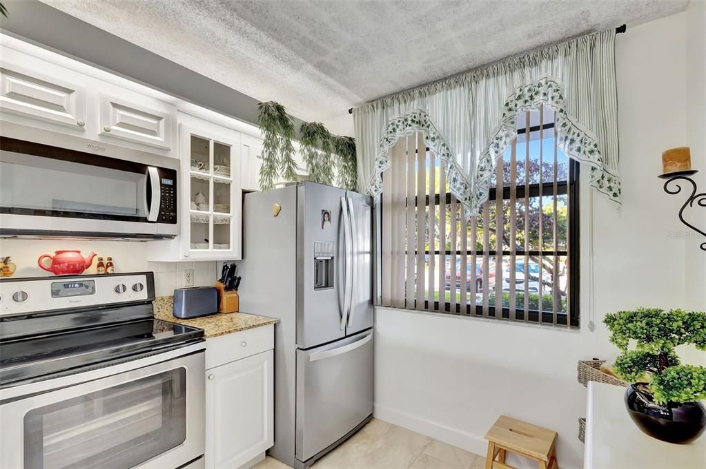 На продажу: $284,900 (2 спален, 2 ванн, 1385 Квадратных фут)