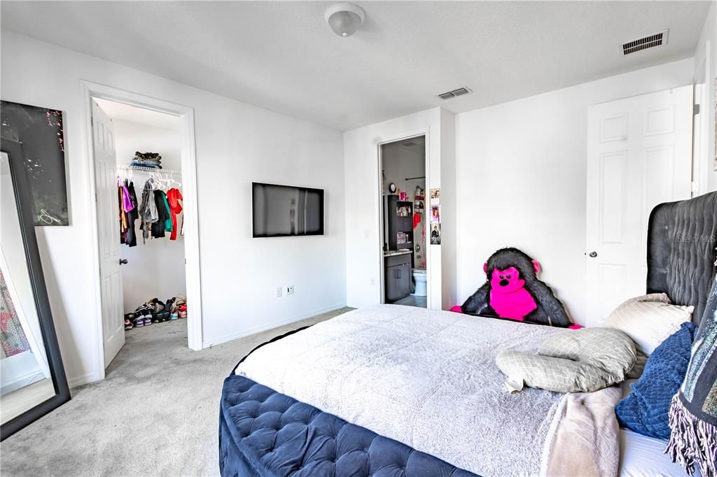 For Sale: $899,000 (5 beds, 4 baths, 4850 Square Feet)