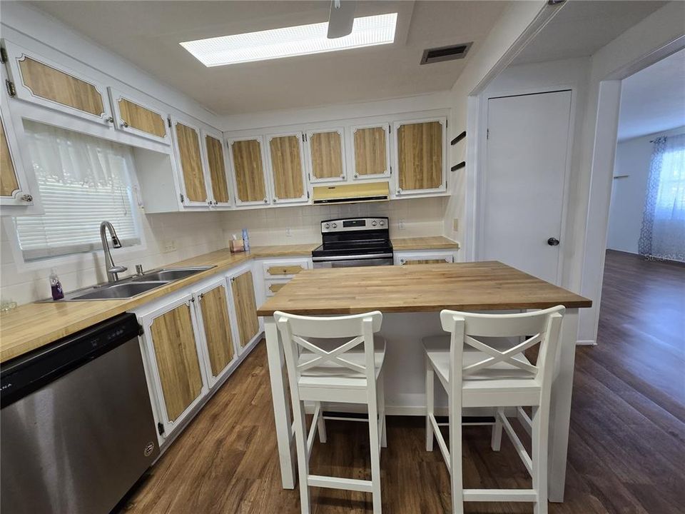 For Sale: $115,000 (2 beds, 2 baths, 1656 Square Feet)