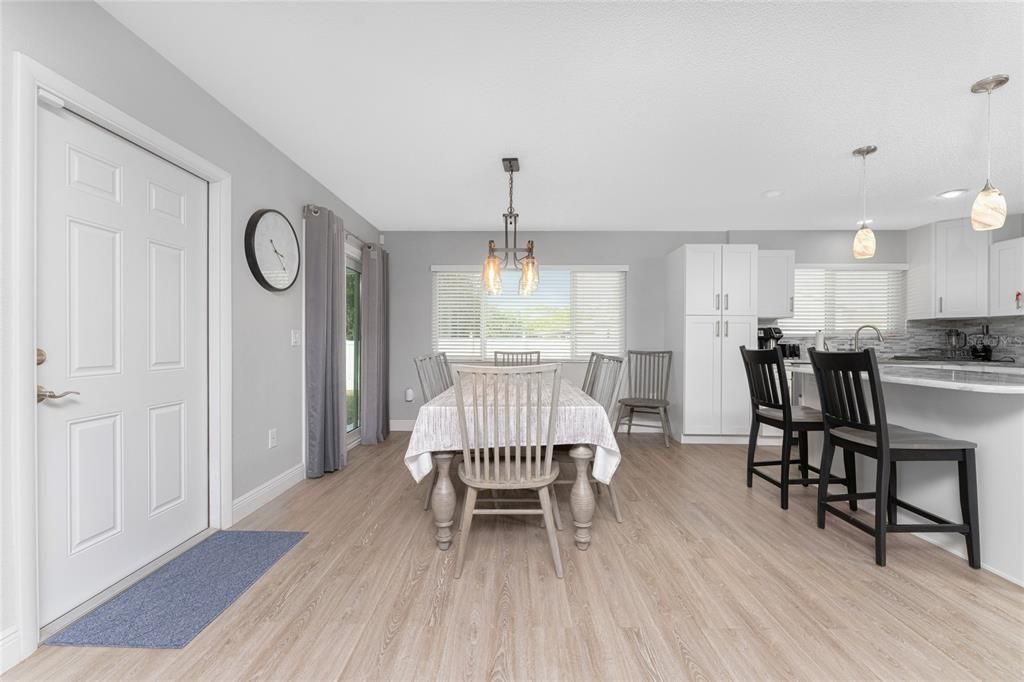 待售: $270,000 (3 贝兹, 2 浴室, 1204 平方英尺)